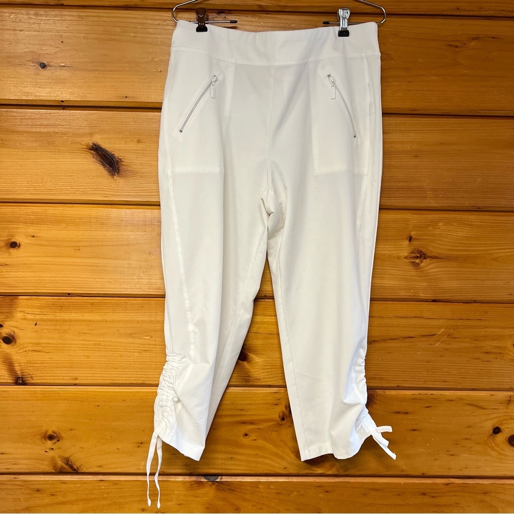 Chico’s White Cropped Pants with Zipper Pockets 2(L) Petite